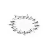 Pulsera plateada con eslabones y dijes en forma de gota.