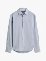 Camisa de Tommy Hilfiger de corte regular, color celeste, confeccionada en sarga estructurada de algodón. Presenta cuello camisero tradicional, cierre frontal con botones, mangas largas y el logo icónico bordado en el pecho.