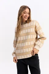 Sweater de punto con diseño de cuadros en tonos beige y crema, de silueta relajada, cuello redondo y mangas largas con puños elásticos.