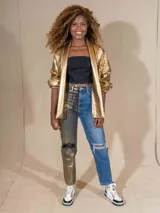 Pantalón de jean de tiro alto, una pierna de denim azul con roturas en la rodilla y la otra pierna dorada con efecto lamé y roturas en la rodilla.