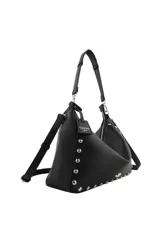 Cartera de hombro Las Oreiro en color negro, con diseño estructurado de base curva y tachas metálicas decorativas en los bordes. Incluye una correa ajustable y un aplique metálico con forma de labios en la parte frontal.