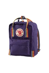 Mochila Fjallraven Kanken modelo Rainbow Mini, color morado con detalles de arcoíris en tirantes y asas.