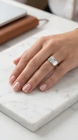 Anillo de plata 925 con diseño geométrico rectangular y detalle de acrílico blanco con vetas negras.