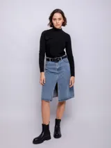 Polera negra de tejido de punto con cuello alto y mangas largas.