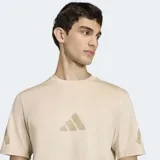 Remera de algodón color beige con cuello redondo y mangas cortas. Presenta el logo de Adidas estampado en el centro del pecho en un tono más oscuro y detalles gráficos en las mangas.