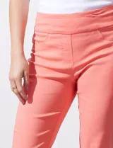 Pantalón capri blanco de gabardina elastizada, marca Ruby Rd. Tiene pretina ancha elastizada, bolsillos simulados en la parte delantera y detalle de puntilla en el ruedo.