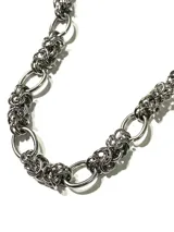 Collar de acero quirúrgico plateado con diseño de cadena de eslabones ovalados intercalados con secciones de aros y pequeñas cuentas metálicas.