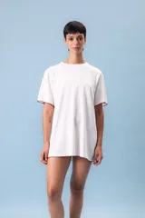 Remeron de corte holgado y diseño minimalista, confeccionado en tejido suave color beige melange. Presenta cuello redondo y terminaciones con costuras en contraste de color oscuro en mangas y ruedo.