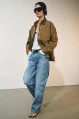 Jeans de tiro medio confeccionados en denim con efecto lavado, diseño de pernera curva y corte recto. Cuenta con cinco bolsillos, trabillas en la cintura y cierre frontal con cremallera y botón metálico.
