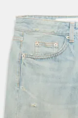 Bermuda de tiro medio confeccionada en denim de color negro gastado, con diseño de cinco bolsillos, trabillas para cinturón y cierre frontal con cremallera y botón metálico.