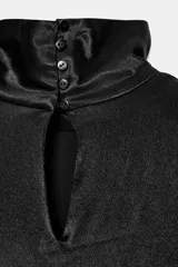 Blusa de Zara Woman Collection confeccionada en viscosa, con cuello alto, manga larga y diseño asimétrico en el bajo. Presenta un acabado satinado y cierre en la espalda.
