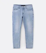 Pantalón de jean celeste, corte skinny, con cierre de botón y cremallera, bolsillos delanteros y traseros.