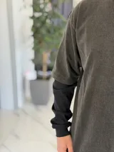 Remera manga larga blanca de algodón con puños elastizados y etiqueta con logo en la manga.