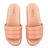 Sandalias bajas color salmón, con base con textura de burbujas y tira ancha acolchada.
