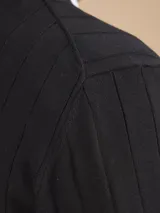 Sweater negro de algodón con cuello redondo y textura acanalada vertical.