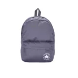 Mochila Converse color gris con logo de la marca estampado en blanco. Cuenta con dos bolsillos frontales, dos bolsillos laterales para botellas, funda interna para laptop y correas ajustables.