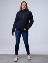Campera negra impermeable de abrigo, marca Michael Kors. Tiene capucha no desmontable con jareta de ajuste, cierre metálico central, bolsillos verticales delanteros y puños elastizados.