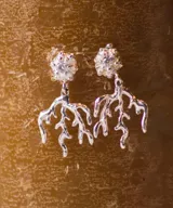 Aros colgantes plateados con forma de coral.