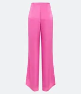 Pantalón pantalona negro con textura satinada, corte de barras amplias, cierre de botón y cremallera, y pinzas.