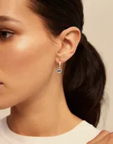 Charm de piercing plateado con forma de ojo, engastado con un cristal Swarovski color azul claro (light sapphire).