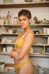 Vedetina de algodón color beige melange, con terminaciones fruncidas y corte less.