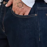 Pantalón de jean Maui and Sons modelo Sidewalk, de corte recto y color azul oscuro. Confeccionado en denim resistente con un toque de elasticidad, presenta costuras reforzadas y un diseño urbano versátil.
