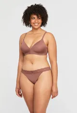 Soutien de lycra color marrón, sin aro y con copa formada, marca Montelle. Abrocha detrás en tres posiciones.