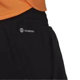 Short de entrenamiento Adidas Aeroready color negro con logo blanco estampado en la pierna derecha.