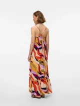 Vestido largo con estampado abstracto en tonos beige, naranja, amarillo, verde y violeta. Tiene tiras finas cruzadas ajustables, escote en V y corte holgado con volantes en el ruedo.