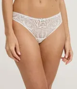 Bombacha tipo bikini confeccionada en encaje floral con diseño de hilo, presenta un pequeño lazo decorativo en la parte frontal y forro de algodón.