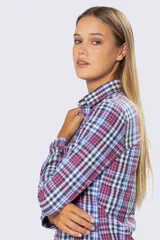 Camisa a cuadros azul, rosa y blanco, de manga larga y corte clásico.