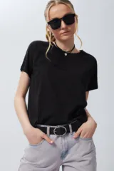 Remera lila de algodón, de manga corta y cuello redondo.