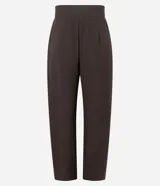 Pantalón sastre de corte barrel, color gris oscuro, con cintura alta, pinzas delanteras y diseño de pierna ancha.