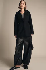 Blazer Zara de corte entallado confeccionada en mezcla de lana. Presenta cuello con solapa de muesca, manga larga y cierre frontal con un solo botón.