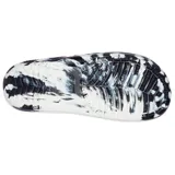 Sandalias Crocs Classic Slide con efecto jaspeado en blanco y negro.