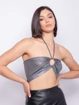 Top metalizado color champagne, sin mangas, con tirantes finos que se atan al cuello y abertura circular en el centro.