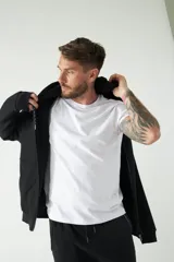 Campera de felpa negra con capucha y cordón ajustable, cierre frontal con cremallera, bolsillos laterales y logo estampado en el pecho.