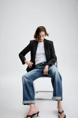 Blazer entallado con diseño peplum, confeccionado en tela con estampado de raya diplomática. Presenta cuello con solapas de muesca, cierre frontal con un botón, mangas largas y bolsillos delanteros con solapa.