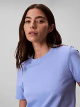 Remera de Calvin Klein confeccionada en punto de algodón regenerativo, color celeste, de corte regular con cuello redondo, manga corta y logo bordado en el pecho.