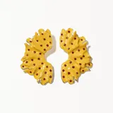 Par de caravanas con forma de hoja color amarillo con lunares rojos y borde plateado.