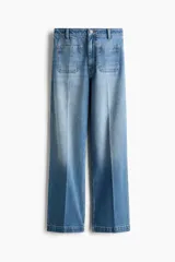 Jean de denim celeste de tiro alto con piernas amplias, corte holgado y bolsillos frontales tipo parche.