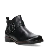 Bota corta de cuero negro con diseño clásico, punta redonda y taco bajo. Presenta una tira decorativa con hebilla metálica lateral y elástico en el costado para facilitar el calce.