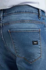 Pantalón de jean azul de corte recto.