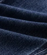 Pantalón de jean slim para hombre, de color azul clásico con lavado uniforme. Cuenta con cintura con pasadores, cierre con botón y cremallera, y bolsillos funcionales delanteros y traseros.