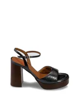 Sandalias de cuero charolado color peltre, con plataforma de madera y taco cuadrado.