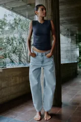 Jeans de tiro alto con cinco bolsillos y diseño de costuras verticales en el frente. Cierre frontal con cremallera y botón.