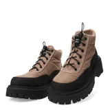 Botas de caña media color negro, acordonadas, con suela track y plataforma.