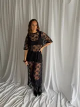 Vestido midi negro de tul transparente, de manga corta y corte recto y holgado.