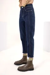 Pantalón jean azul oscuro de tiro alto con pierna recta, pretina con botones metálicos y cierre frontal con botón y cremallera.