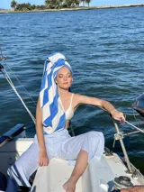 Pantalón de corte palazzo con cintura alta y estampado de rayas verticales rojas y blancas.